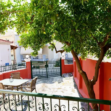 Central 1br Maisonette 75 Sqm, Private Yard, Pet-friendly Vakantiehuis Kalamáta