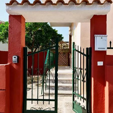 Central 1br Maisonette 75 Sqm, Private Yard, Pet-friendly Vakantiehuis Kalamáta